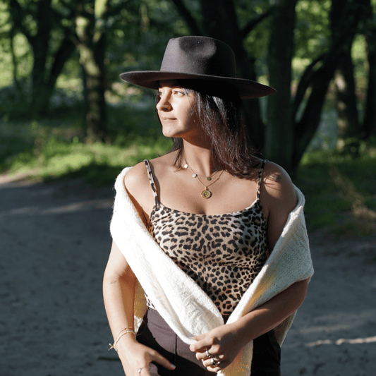 Aldama - Brauner Fedora Hut für Frauen mit breiter & flacher Krempe aus der Pure Collection _ Damenhut - 100% Wolle & Handarbeit aus Italien - Nimanita Hats & Accessoires - Hats for strong Women