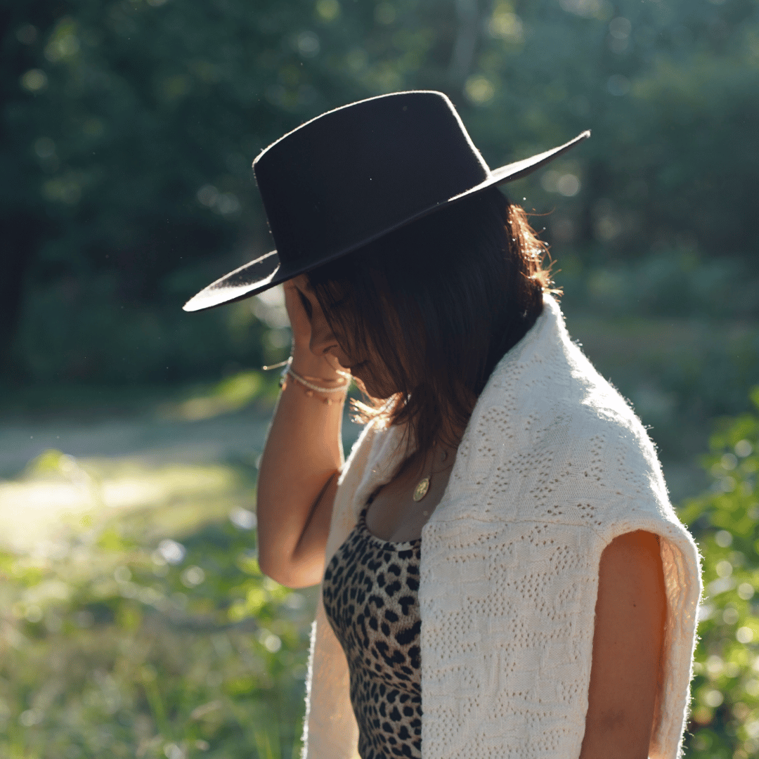 Aldama - Brauner Fedora Hut für Frauen mit breiter & flacher Krempe aus der Pure Collection _ Damenhut - 100% Wolle & Handarbeit aus Italien - Nimanita Hats & Accessoires - Hats for strong Women