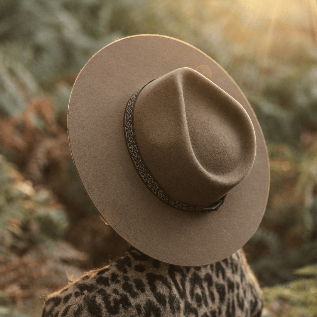 Bonita HutBand - Webband mit Atzteken Mustet in braun und schwarz - Nimanita Hats & Accessoires - Hutband auf braunem Fedora _ mit Model 1 - Credit Kleinstadtfotos