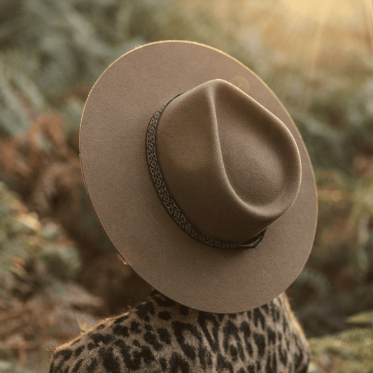 Bonita HutBand - Webband mit Atzteken Mustet in braun und schwarz - Nimanita Hats & Accessoires - Hutband auf braunem Fedora _ mit Model 1 - Credit Kleinstadtfotos