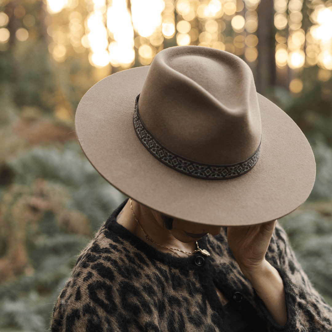 Bonita HutBand - Webband mit Atzteken Mustet in braun und schwarz - Nimanita Hats & Accessoires - Hutband auf braunem Fedora _ mit Model 1 - Credit Kleinstadtfotos