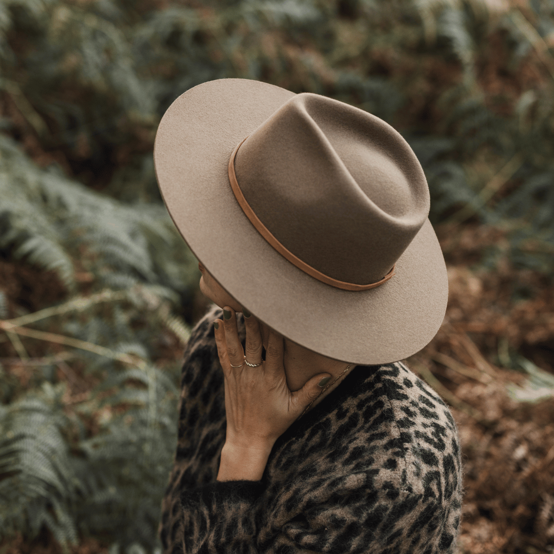 Caborca Hutband-aus braunem Nappa Leder-Hutband fuer Wollfilz  Hut_Fedora  Hut_Strohhut-Nimanita Hats Accessoires-Huete fuer Frauen - Hutband auf Hut Colima Desert Brown mit Model 1 Credita Kleinstadtfotos