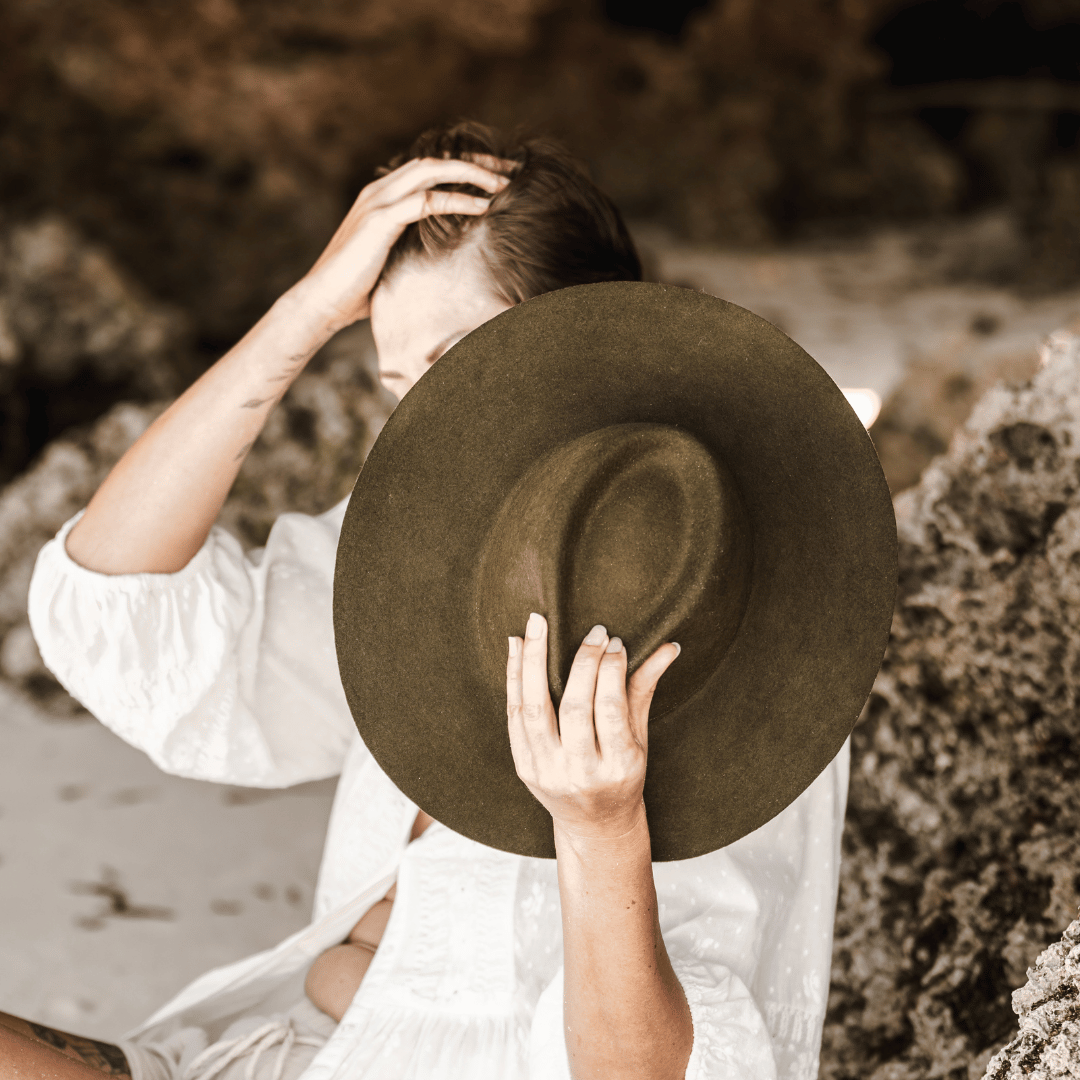 Chiapas | dunkelgrüner Fedora mit breiter Krempe _ Nimanita Hats & Accessoires - Hüte für Frauen - Fedora Damenhut mit breiter und steifer Krempe in dunkelgrün - Hut von oben