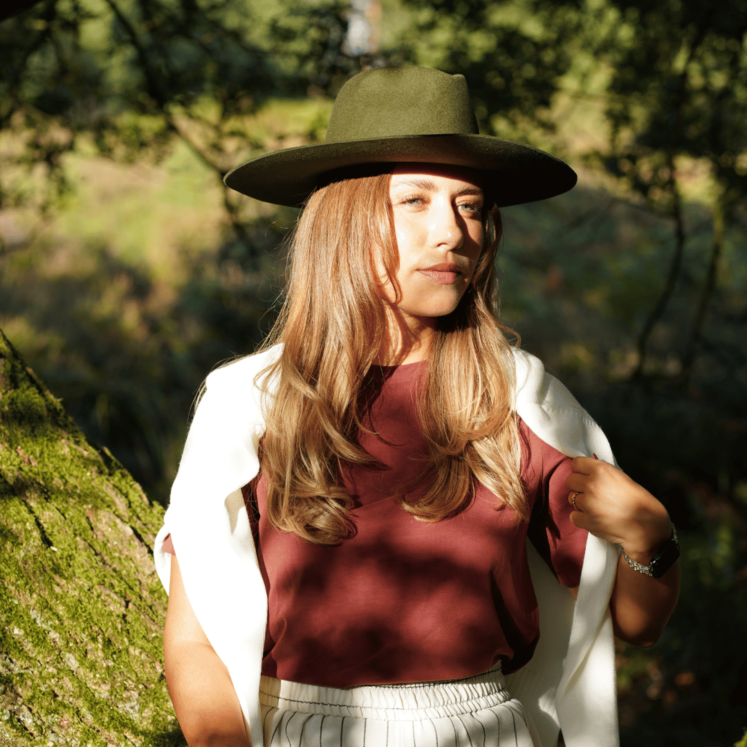 Chiapas | dunkelgrüner Fedora mit breiter Krempe _ Nimanita Hats & Accessoires - Hüte für Frauen - Fedora Damenhut mit breiter und steifer Krempe in dunkelgrün - Hut von oben