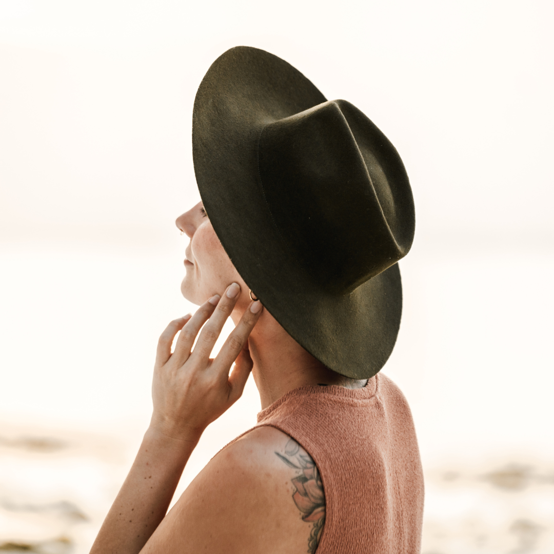 Chiapas - Dunkelgrüner Fedora Hut mit breiter Krempe für Frauen - 100% Wolle - Nimanita Hats & Accessoires - Hüte für Frauen - credit Kleinstadtfotos