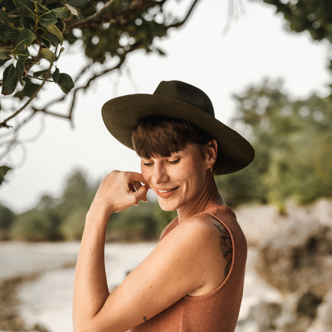 Chiapas - Dunkelgrüner Fedora Hut mit breiter Krempe für Frauen - 100% Wolle - Nimanita Hats & Accessoires - Hüte für Frauen - credit Kleinstadtfotos