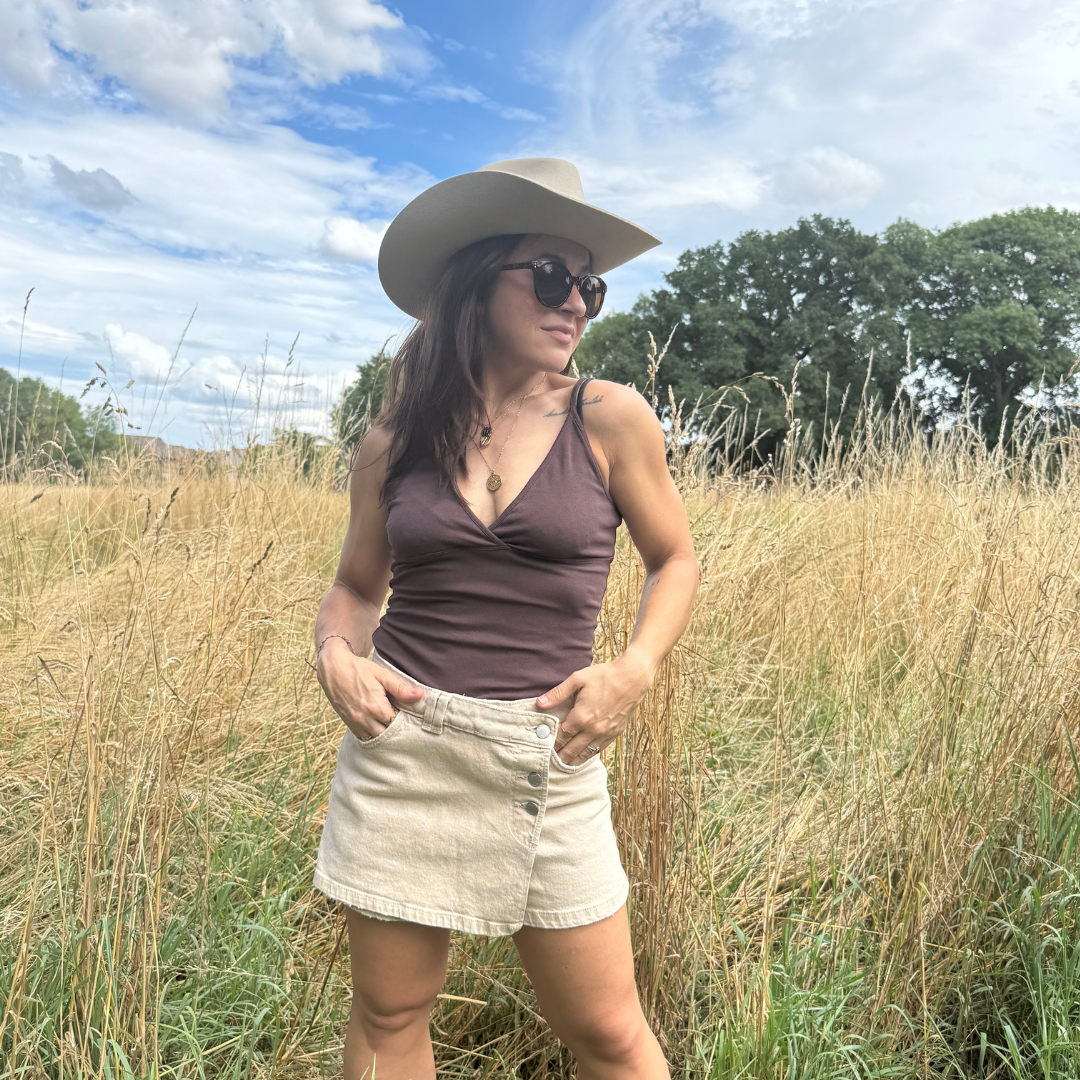 Coahulia - Western Hut für Frauen mit Fedora Krone aus 100% premium Wollfilz - Farbe creme - Sommerhut, Winterhut, Westernstil - gehärtete nach obergebogene breite Krempe - Countrystil, Westernstyle für Frauen - handgefertigt in Portugal.