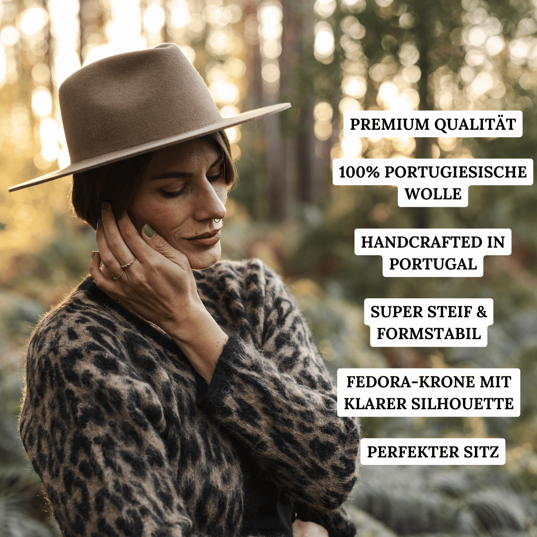 Colima - brauner Fedora Hut für Frauen mit steifer & gerader Krempe - Wollfilz Damenhut in Desert Brown - Nimanita Hats & Accessoires - Hüte für Frauen - - Credit Kleinstadtfotos