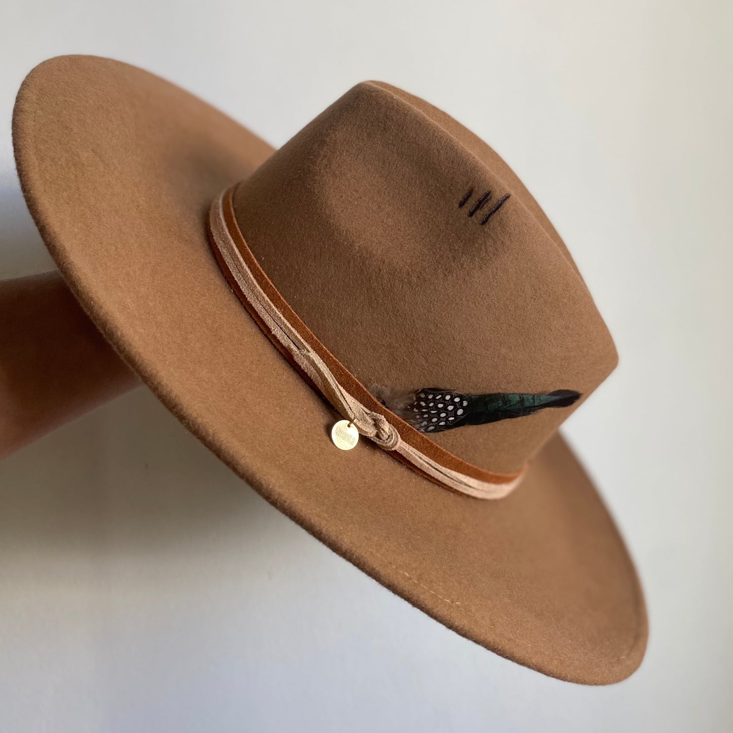 Personalisierter brauner Fedora Hut für Frauen _ Hut mir Pyrographie und Hut Feder - Nimanita Hats & Accessoires - Hüte für Frauen