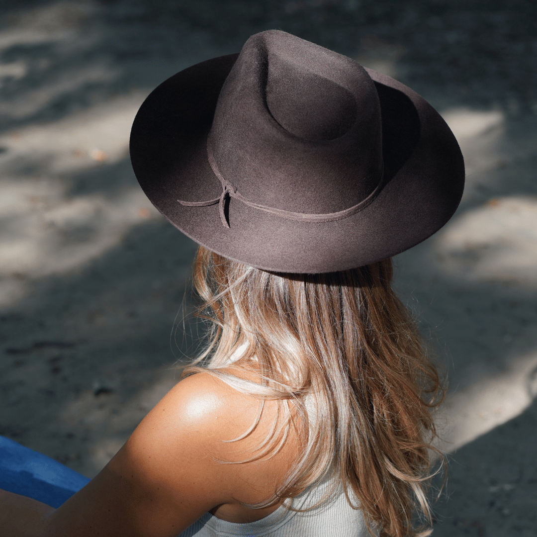 Esmeralda Dunkelbrauner Fedora Hut für Frauen aus premium Wollfilz - Nimanita Hats & Accessoires - Hüte für Frauen
