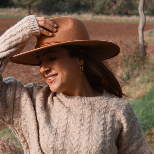 Camel Farbender Fedora Hut mit Leder Hutband für Frauen - Model Campeche No.02 | brauner Fedora Damenhut aus Wolle | Nimanita Hats & Accessoires - Hüte für Frauen