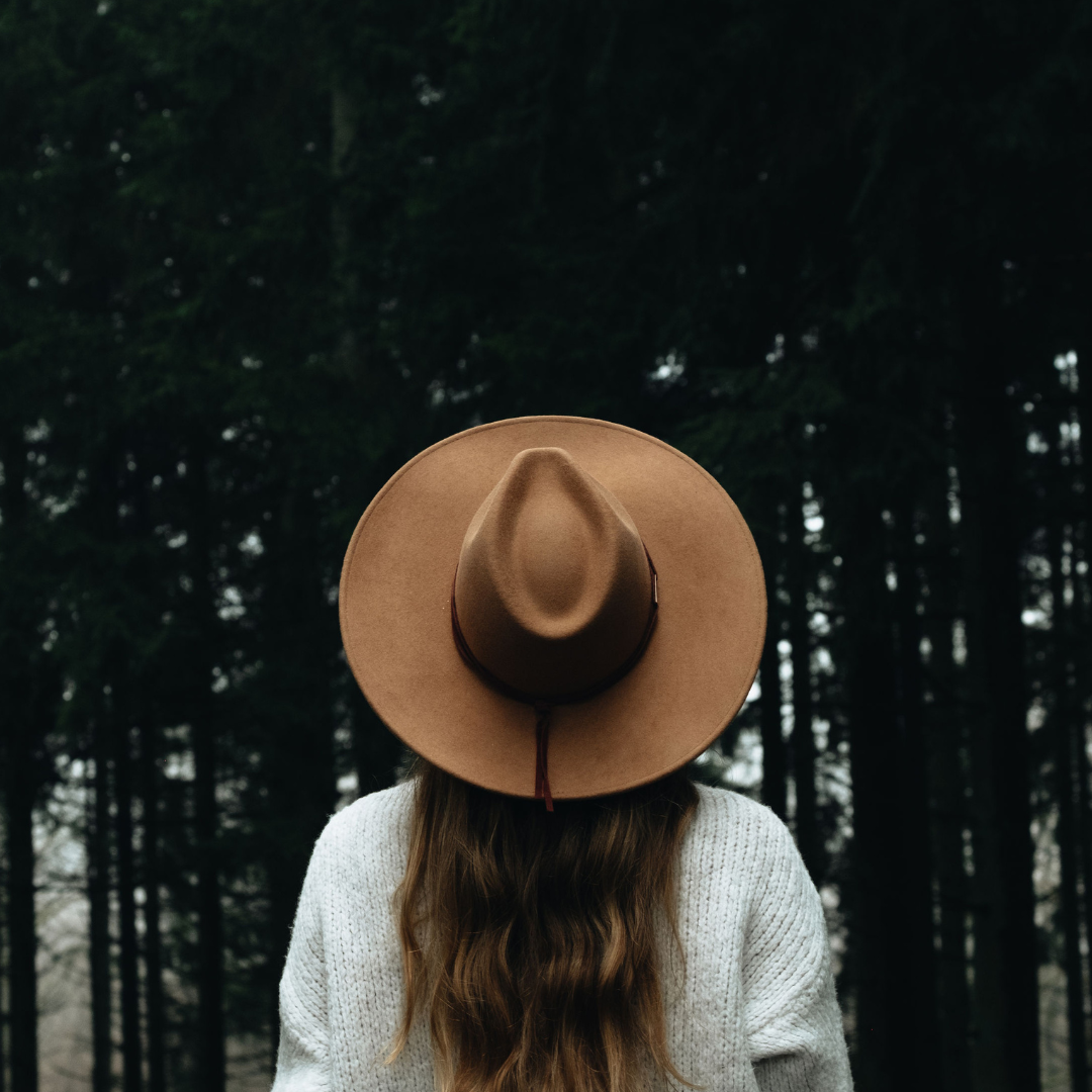Camel Farbender Fedora Hut mit Leder Hutband für Frauen - Model Campeche No.02 | brauner Fedora Damenhut aus Wolle | Nimanita Hats & Accessoires - Hüte für Frauen