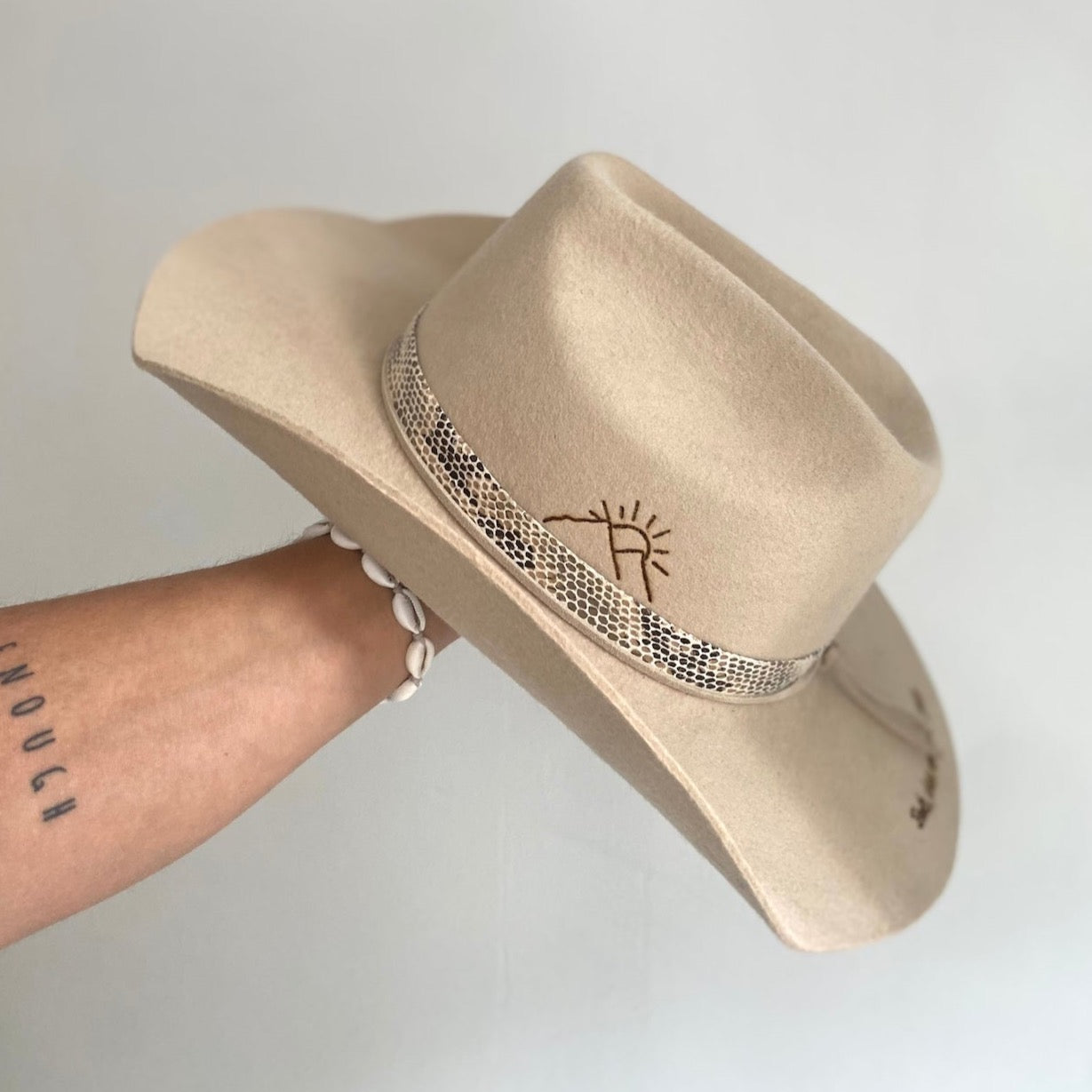 Hut Personalisierung_ Nimanita Hats for strong women - Personalisierung von Hut Model Durango 2