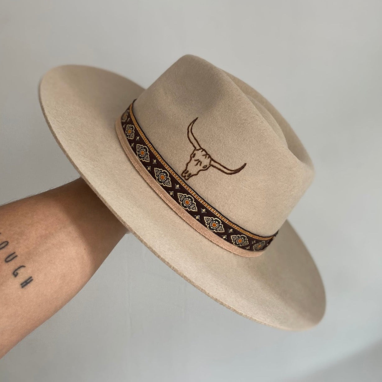 Hut Personalisierung_ Nimanita Hats for strong women - Personalisierung von Hut Model Sayulita-4