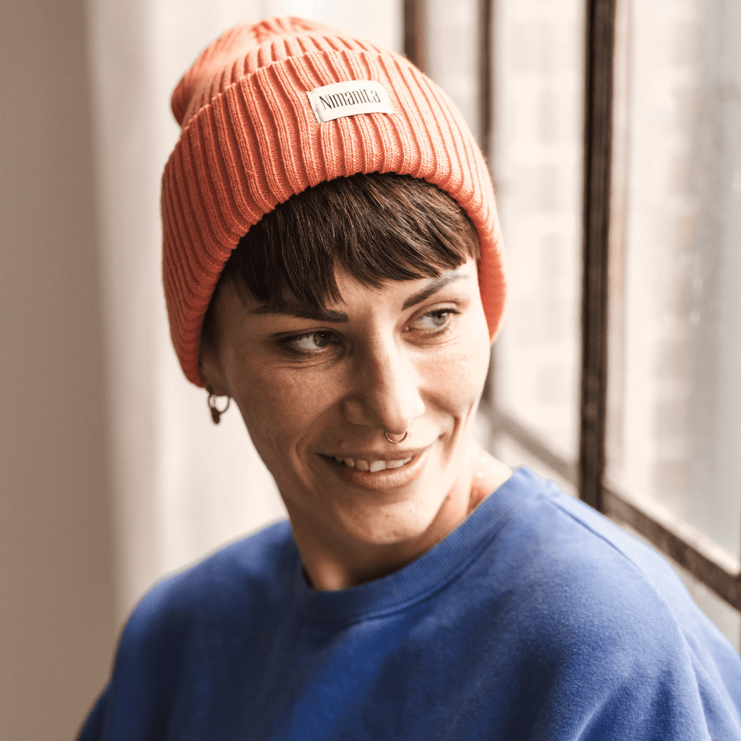 Beanie für Frauen in der Farbe Coral | Mütze für Frauen in Farbe Coral | Modell Nima Beanie Coral | Wintermütze | Winter Beanie | 100% Acryl | made in Europe | Nimanita Hats & Accessoires - Hüte für Frauen