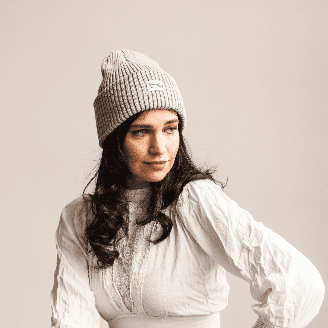 Beanie für Frauen in der Farbe Grau | Mütze für Frauen in Farbe Grau | Modell Nima Beanie Grau | Wintermütze | Winter Beanie | 100% Acryl | made in Europe | Nimanita Hats & Accessoires - Hüte für Frauen