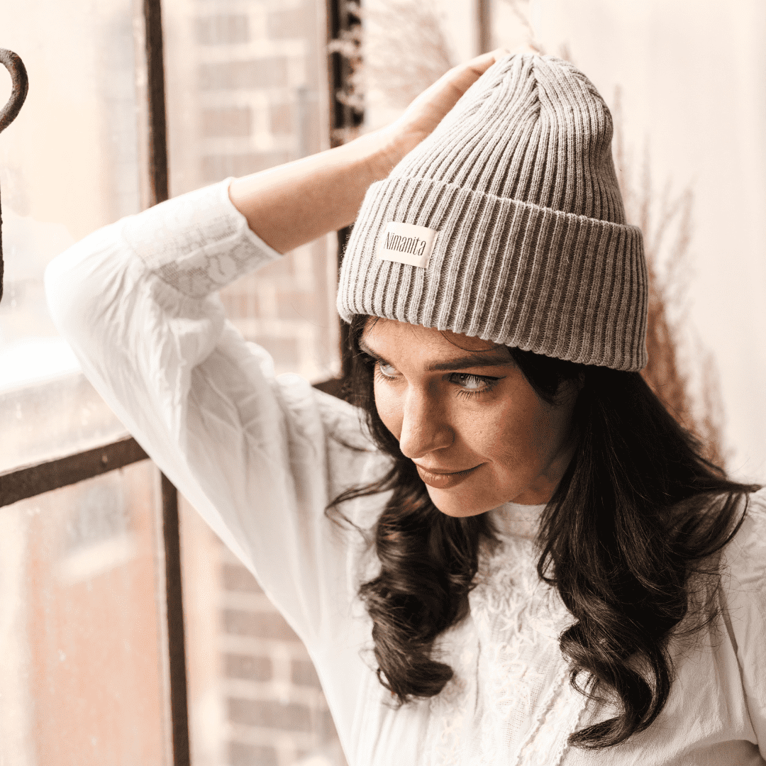Beanie für Frauen in der Farbe Grau | Mütze für Frauen in Farbe Grau | Modell Nima Beanie Grau | Wintermütze | Winter Beanie | 100% Acryl | made in Europe | Nimanita Hats & Accessoires - Hüte für Frauen