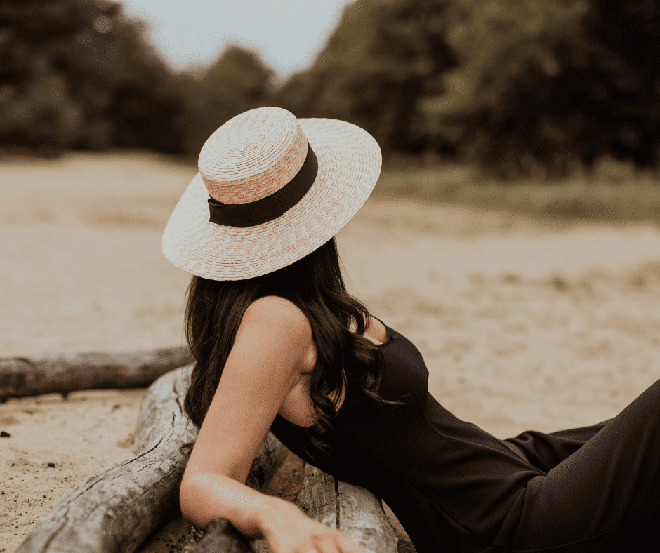 Nimanita_Hats_Accessoires___Boater_Huete_fuer_Frauen_-_Hats_for_strong_Women__credit_Kleinstadtfotos_Model_Lisa_mit_Hut_Paloma | Boater Strohhut für Frauen mit schwarzem Hutband