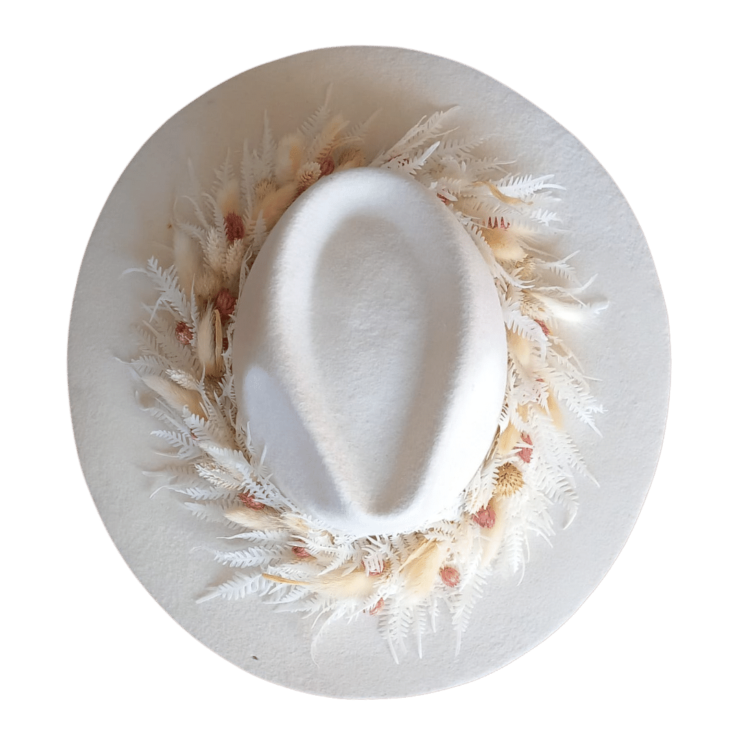 Novia_Fedora Braut Hut in weiß mit Blumenkranz aus Trockenblumen_Flowercrown Hat_ weißer Wollfilz Hochzeitshut für die Braut_Nimanita Hats & Accessoires - Hüte für Frauen_ Fedora Damenhut_ Braut Hut - Wedding Hat- Boho Hochzeit - Hut von oben1