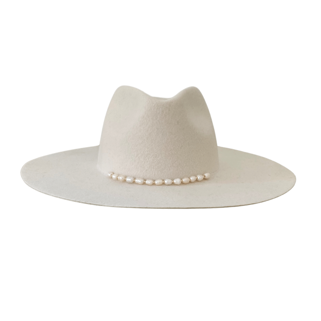 Novia_Fedora Braut Hut in weiß mit Süßwasserperlen Hutband_ weißer Wollfilz Hochzeitshut für die Braut_Nimanita Hats & Accessoires - Hüte für Frauen_ Fedora Damenhut_ Braut Hut - Wedding Hat- Boho Hochzeit - Hut von vorne