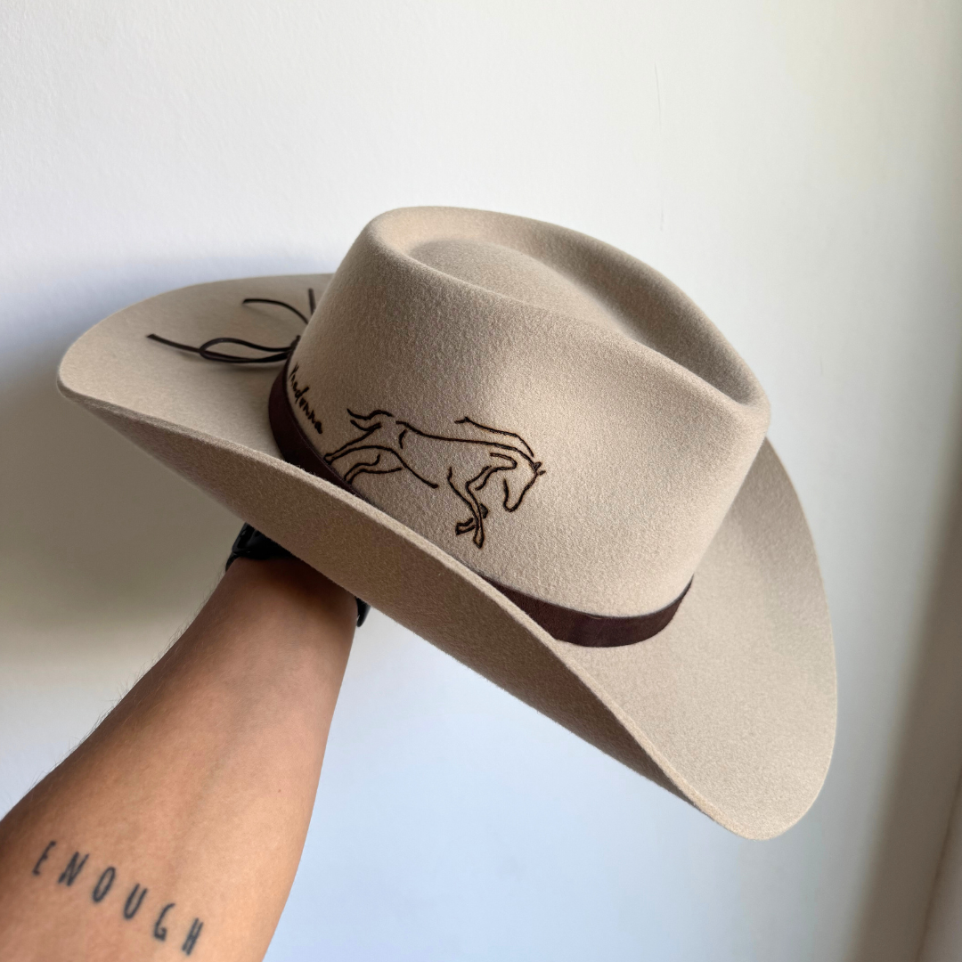 Personalisierter Westernhut mit Fedora Krone für Frauen - Hut Personalisierung Nimanita - Hats for strong Women - Hut mit Gravur - Pyrographie - Hut Modell Coahuila