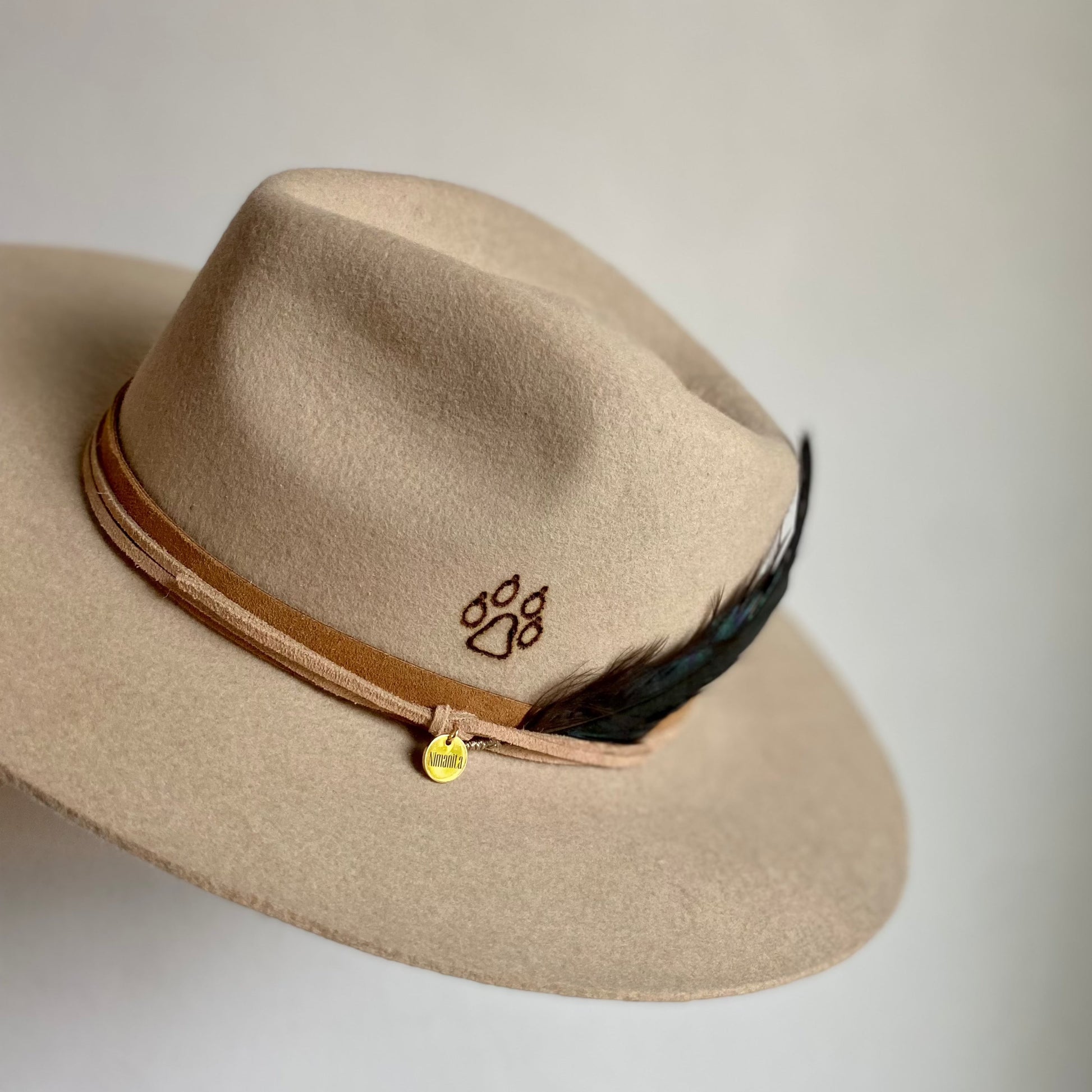 PersonalisierterhellerFedoraHutfuerFrauen_FarbeVanilie-mitPyrographieSymbolHundepfote_NimanitaHats_Accessoires-HuetefuerFrauen