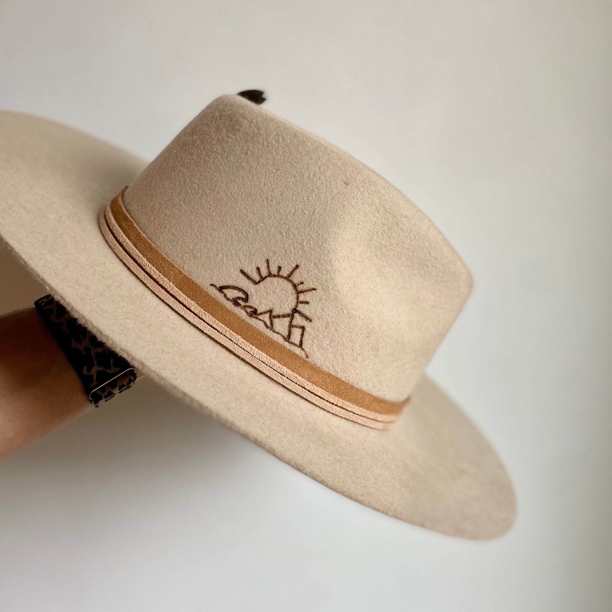 PersonalisierterhellerFedoraHutfuerFrauen_FarbeVanilie-mitPyrographie_NimanitaHats_Accessoires-HuetefuerFrauen