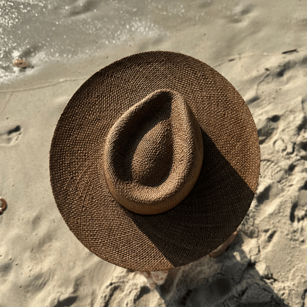 Sonora Habano - Fedora Strohhut in der Farbe Habano für Frauen aus 100% Iraca Palme mit braunem Wildleder Hutband | Damenhut | Strohhut | Sommerhut | Modell Sonora | Nimanita Hats & Accessoires - Hüte für Frauen
