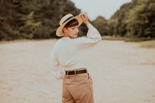Hut zu klein? Mit diesem Trick bekommst Du deinen Hut passen. Nimanita Hats & Accessoires_Hats for strong Women_ credit Kleinstadtfotos_ Model Sara hat Hut Paloma auf und hält die Krempe fest.