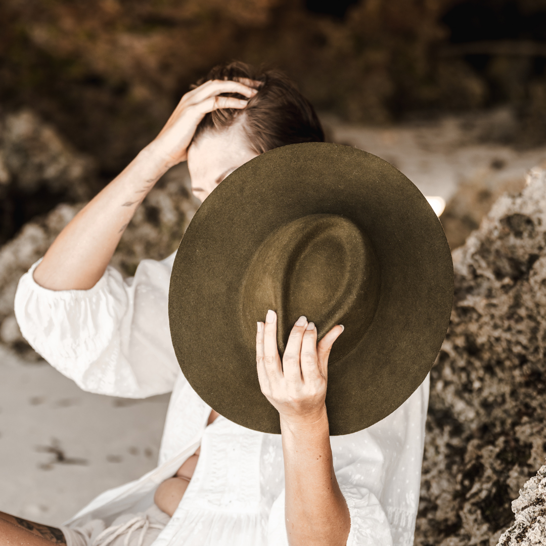 Pure Collection - pure, minimal, clean design - Fedora Hüte aus 100% Wolle für Frauen mit breiter und steifer Krempe - Nimanita Hats & Accessoires - Hats for strong women - Hüte für Frauen - Fedora Damenhüte - credit Kleinstadtfotos