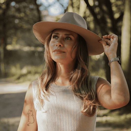 Baja - Beiger Fedora Hut für Frauen mit breiter und steifer Krempe - klassischer Fedora Damenhut aus 100% Wolle - Pure Collection - moderner Fedora Hut für Frauen - Nimanita Hats & Accessoires - Hüte für Frauen - handgefertigt in Italien - Winter Damenhut - Sommer Damenhut 
