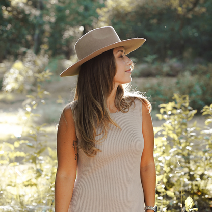 Baja - Beiger Fedora Hut für Frauen mit breiter und steifer Krempe - klassischer Fedora Damenhut aus 100% Wolle - Pure Collection - moderner Fedora Hut für Frauen - Nimanita Hats & Accessoires - Hüte für Frauen - handgefertigt in Italien - Winter Damenhut - Sommer Damenhut 