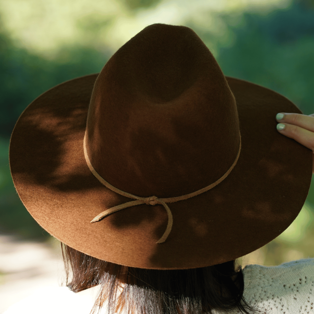Catalina_Haselnuss Brauner Fedora Hut für Frauen mit center dent Krone-mittlere Krempe_ Nimanita Hats & Accessoires - Brauner Damenhut_ Im Western Stil