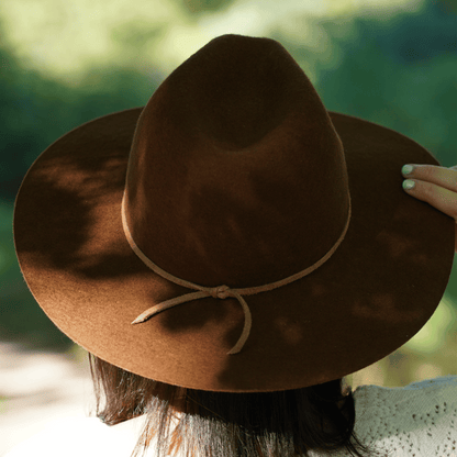 Catalina_Haselnuss Brauner Fedora Hut für Frauen mit center dent Krone-mittlere Krempe_ Nimanita Hats & Accessoires - Brauner Damenhut_ Im Western Stil