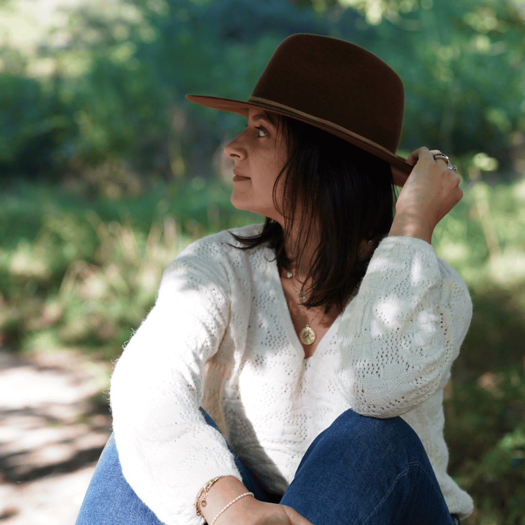 Catalina_Haselnuss Brauner Fedora Hut für Frauen mit center dent Krone-mittlere Krempe_ Nimanita Hats & Accessoires - Brauner Damenhut_ Im Western Stil