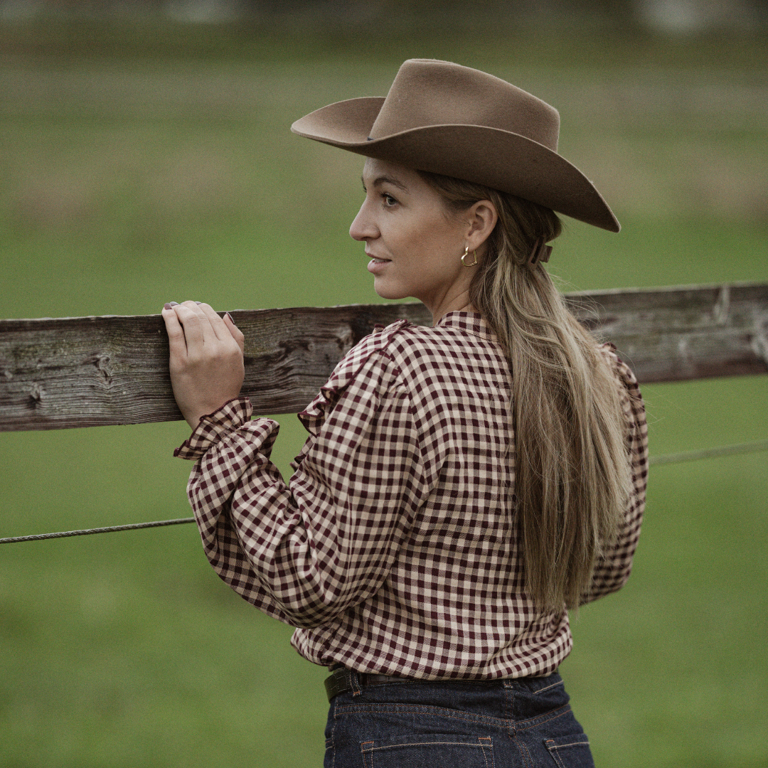 Coahulia - Desert Brown - Western Hut für Frauen mit Fedora Krone aus 100% premium Wollfilz -  Farbe creme - Sommerhut, Winterhut, Westernstil - gehärtete nach obergebogene breite Krempe - Countrystil, Westernstyle für Frauen - handgefertigt in Portugal.
