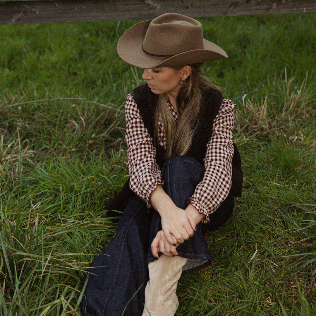 Coahulia - Desert Brown - Western Hut für Frauen mit Fedora Krone aus 100% premium Wollfilz -  Farbe creme - Sommerhut, Winterhut, Westernstil - gehärtete nach obergebogene breite Krempe - Countrystil, Westernstyle für Frauen - handgefertigt in Portugal.