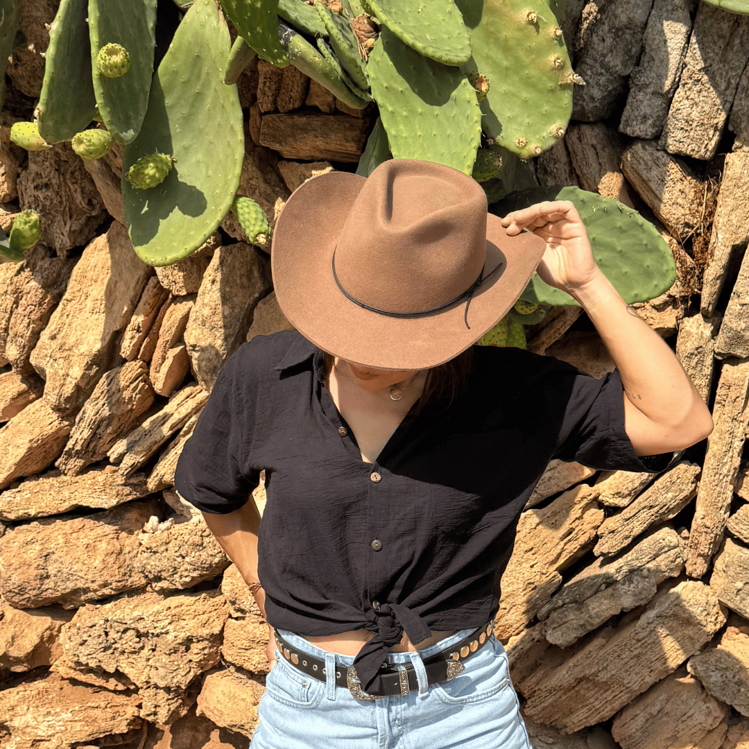 Coahulia - Desert Brown - Western Hut für Frauen mit Fedora Krone aus 100% premium Wollfilz -  Farbe creme - Sommerhut, Winterhut, Westernstil - gehärtete nach obergebogene breite Krempe - Countrystil, Westernstyle für Frauen - handgefertigt in Portugal.