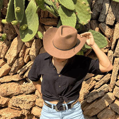 Coahulia - Desert Brown - Western Hut für Frauen mit Fedora Krone aus 100% premium Wollfilz -  Farbe creme - Sommerhut, Winterhut, Westernstil - gehärtete nach obergebogene breite Krempe - Countrystil, Westernstyle für Frauen - handgefertigt in Portugal.