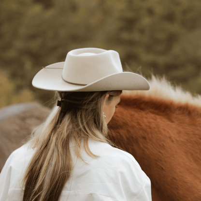 Coahulia - Creme - Western Hut für Frauen mit Fedora Krone aus 100% premium Wollfilz -  Farbe creme - Sommerhut, Winterhut, Westernstil - gehärtete nach obergebogene breite Krempe - Countrystil, Westernstyle für Frauen - handgefertigt in Portugal.-Credit Hannah Löhr Fotografie