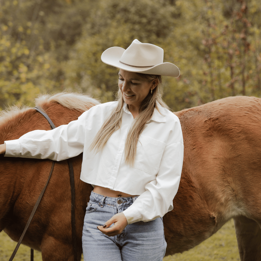 Coahulia - Creme - Western Hut für Frauen mit Fedora Krone aus 100% premium Wollfilz -  Farbe creme - Sommerhut, Winterhut, Westernstil - gehärtete nach obergebogene breite Krempe - Countrystil, Westernstyle für Frauen - handgefertigt in Portugal. Credit Hannah Löhr Fotografie