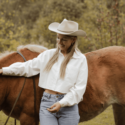 Coahulia - Creme - Western Hut für Frauen mit Fedora Krone aus 100% premium Wollfilz -  Farbe creme - Sommerhut, Winterhut, Westernstil - gehärtete nach obergebogene breite Krempe - Countrystil, Westernstyle für Frauen - handgefertigt in Portugal. Credit Hannah Löhr Fotografie