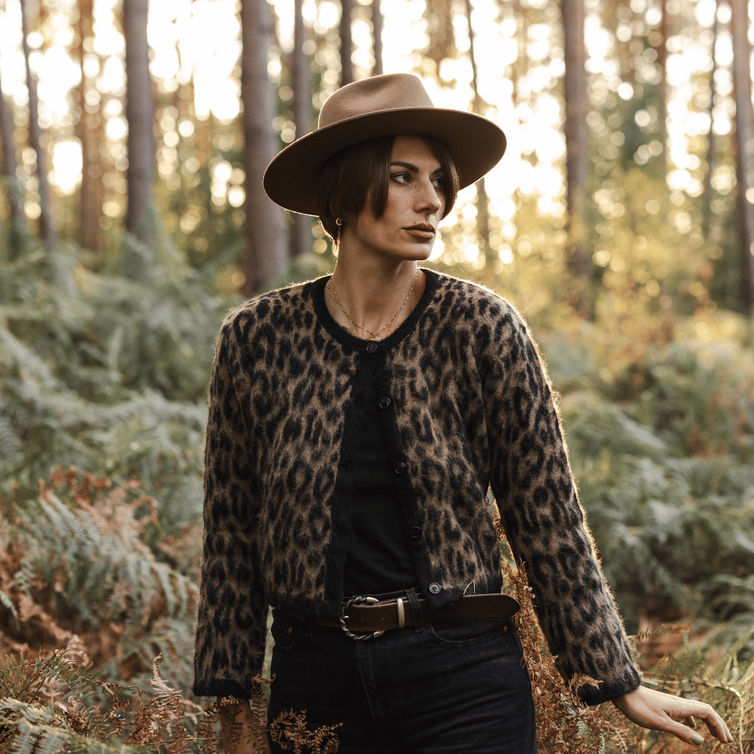 Colima - brauner Fedora Hut für Frauen mit steifer & gerader Krempe - Wollfilz Damenhut in Desert Brown - Nimanita Hats & Accessoires - Hüte für Frauen - - Credit Kleinstadtfotos