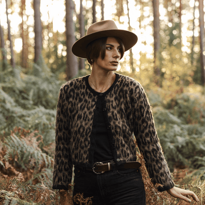 Colima - brauner Fedora Hut für Frauen mit steifer & gerader Krempe - Wollfilz Damenhut in Desert Brown - Nimanita Hats & Accessoires - Hüte für Frauen - - Credit Kleinstadtfotos