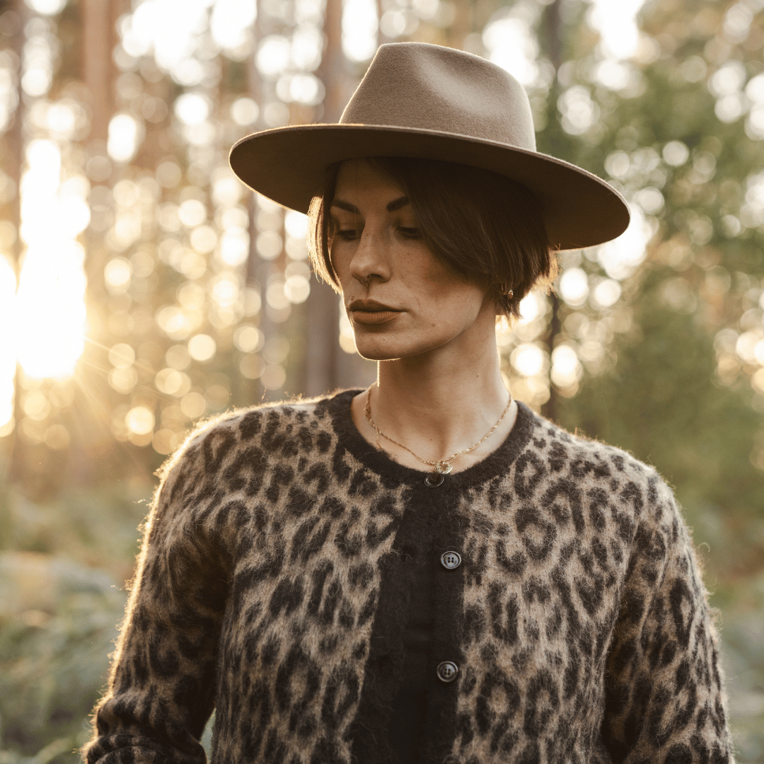 Colima - brauner Fedora Hut für Frauen mit steifer & gerader Krempe - Wollfilz Damenhut in Desert Brown - Nimanita Hats & Accessoires - Hüte für Frauen - - Credit Kleinstadtfotos