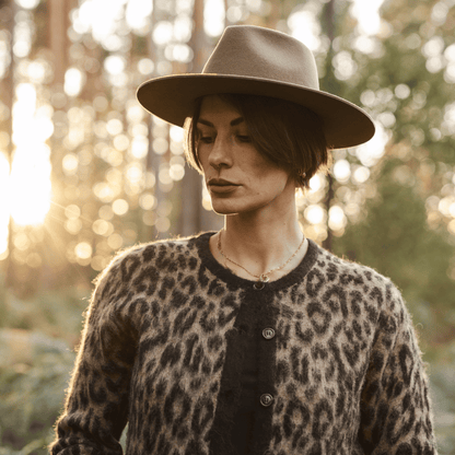 Colima - brauner Fedora Hut für Frauen mit steifer & gerader Krempe - Wollfilz Damenhut in Desert Brown - Nimanita Hats & Accessoires - Hüte für Frauen - - Credit Kleinstadtfotos