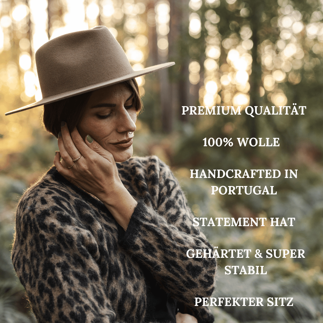 Colima - brauner Fedora Hut für Frauen mit steifer & gerader Krempe - Wollfilz Damenhut in Desert Brown - Nimanita Hats & Accessoires - Hüte für Frauen - Hut mit Model Credit Kleinstadtfotos