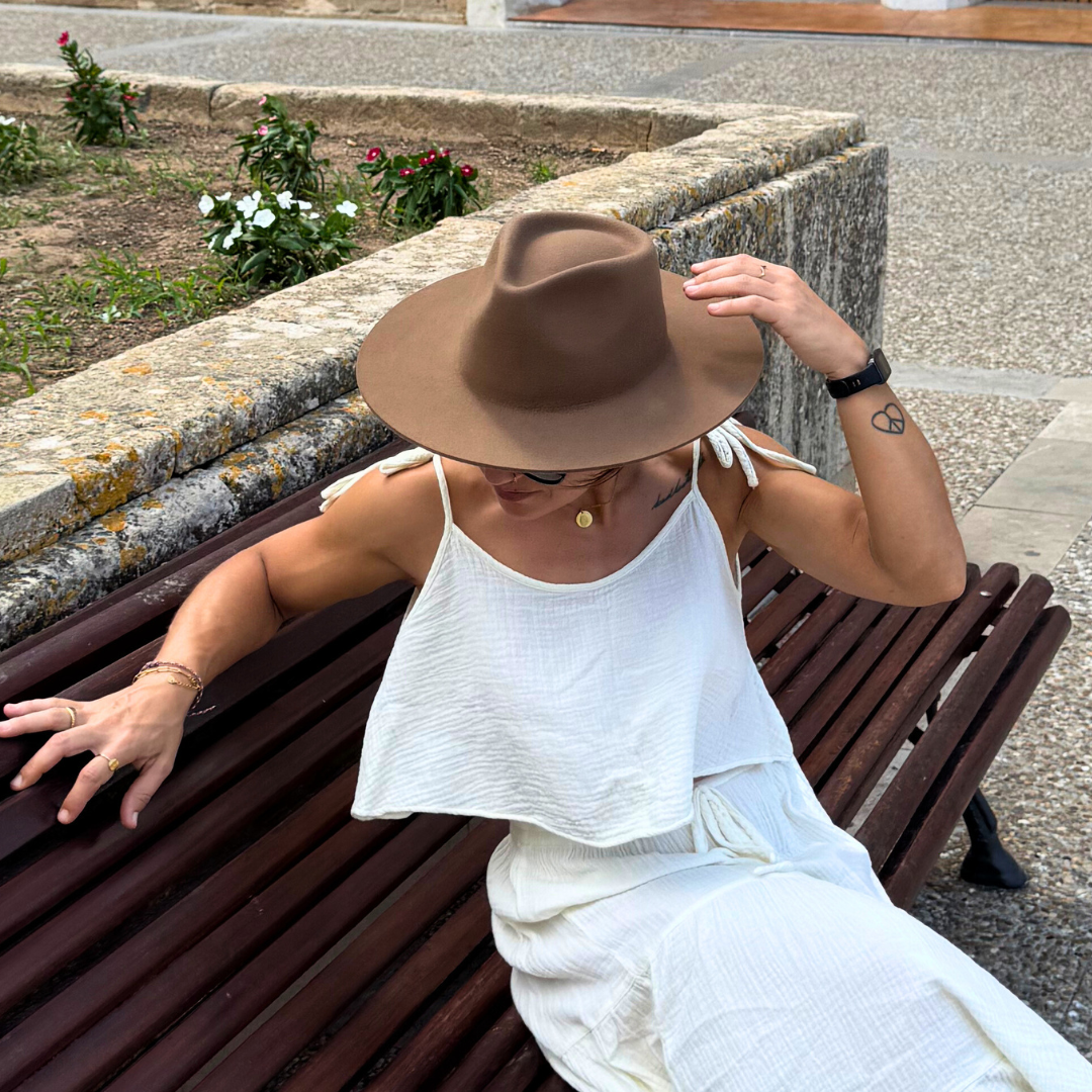 Colima - brauner Fedora Hut für Frauen mit steifer & gerader Krempe - Wollfilz Damenhut in Desert Brown - Nimanita Hats & Accessoires - Hüte für Frauen