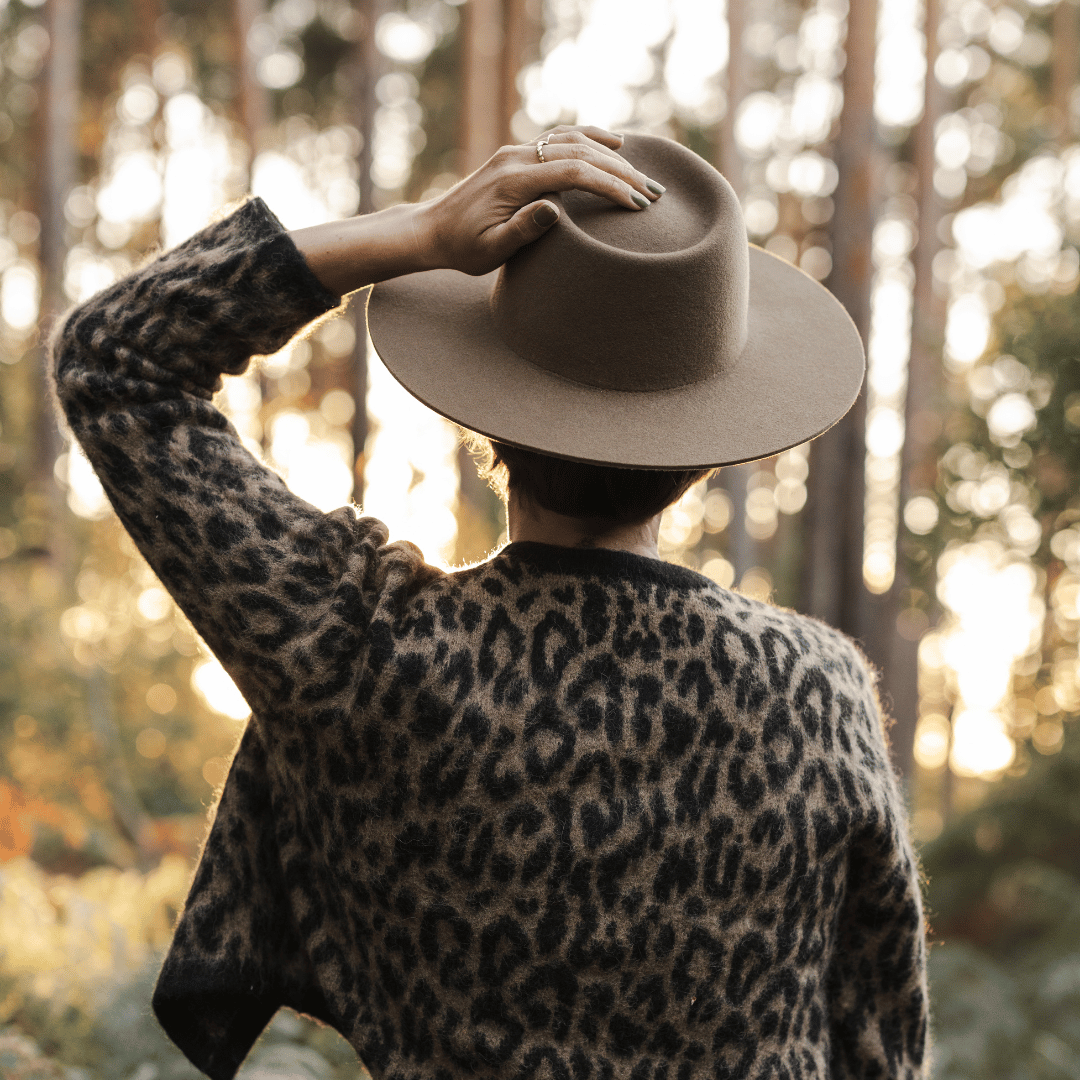 Colima - brauner Fedora Hut für Frauen mit steifer & gerader Krempe - Wollfilz Damenhut in Desert Brown - Nimanita Hats & Accessoires - Hüte für Frauen - - Credit Kleinstadtfotos