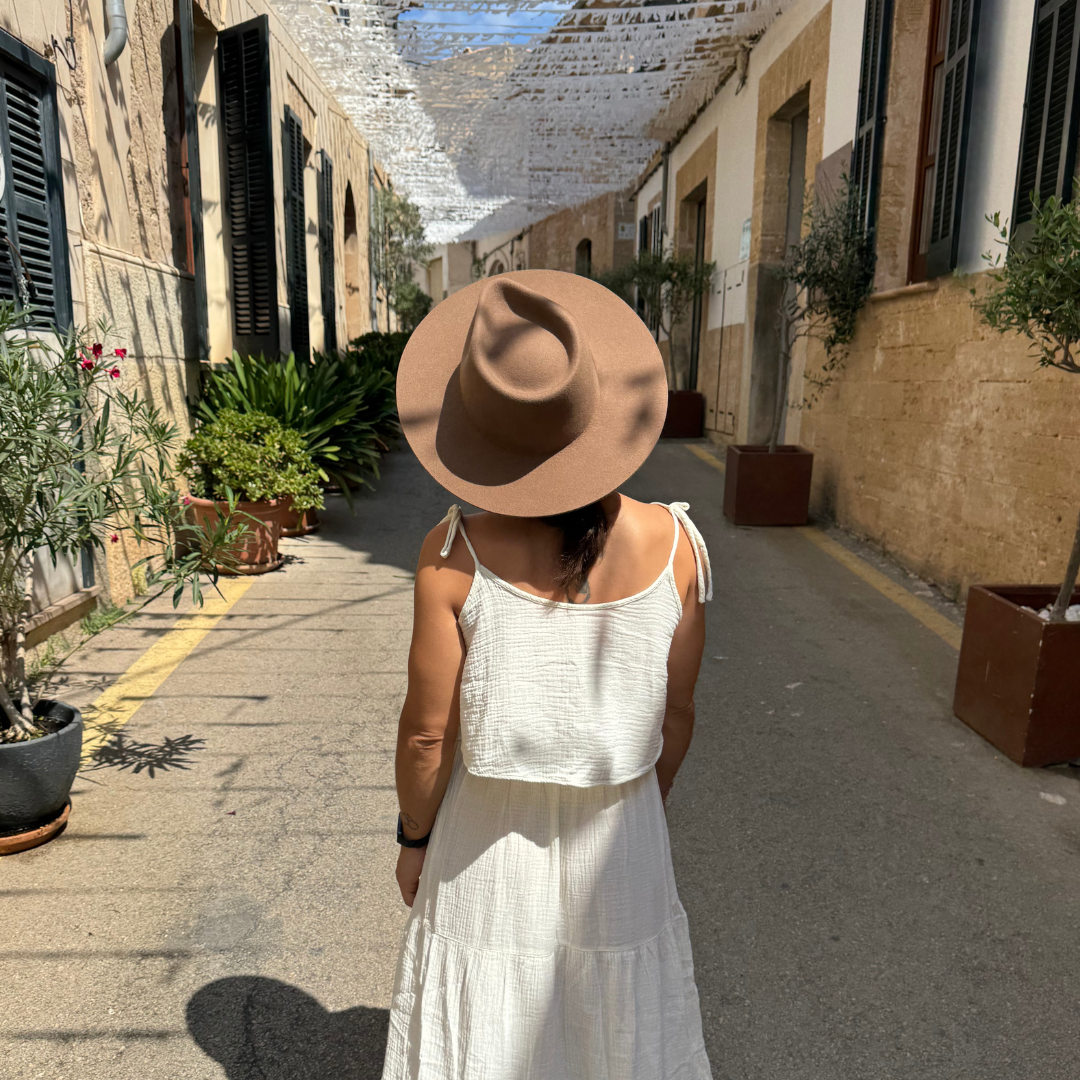 Colima - brauner Fedora Hut für Frauen mit steifer & gerader Krempe - Wollfilz Damenhut in Desert Brown - Nimanita Hats & Accessoires - Hüte für Frauen
